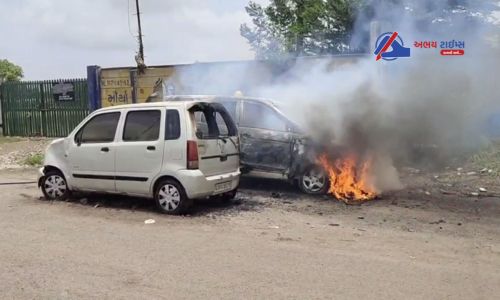 Fire incident between two cars in Surat