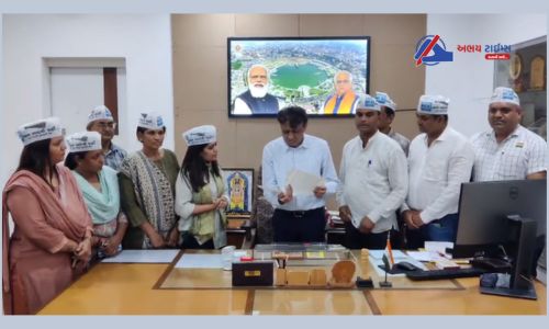Aam Aadmi Party corporators led by opposition leader Payal Sakaria presented a petition to Mayor Dakshesh Mavani: