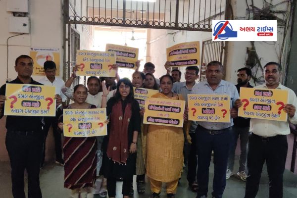 AAP corporators led by opposition leader Payal Sakaria staged a protest before the Surat Municipal Corporation General Assembly.